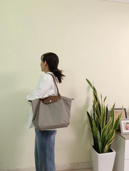 介绍链接【龙骧经典饺子包】⏰年少不知珑骧香🔛实用主义贯穿始终，风格简约随性✅自重超轻没有之一✅防水又能装，一包装所有 容量深不见底✅通勤休闲 可腋下可斜挎背✅很百搭的款式 随便搭什么背都很好看 商品图14