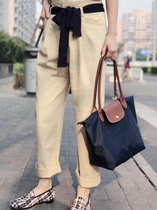 介绍链接【龙骧经典饺子包】⏰年少不知珑骧香🔛实用主义贯穿始终，风格简约随性✅自重超轻没有之一✅防水又能装，一包装所有 容量深不见底✅通勤休闲 可腋下可斜挎背✅很百搭的款式 随便搭什么背都很好看 商品图0