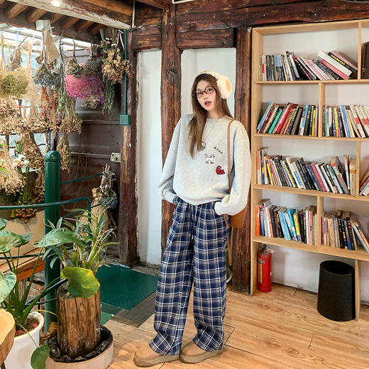 <曾小咸推荐>新品现货秒杀！卖完下架不再补 ！微信粉丝打折价！！ 宽松圆领灰色绣花加绒卫衣 日常139.99/件 立减50 秒杀89.99/件！！ 商品图3