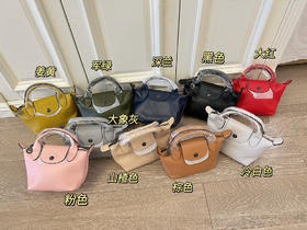 真！小羊皮！专柜3000➕！龙骧小羊皮饺子包！皮感超软糯 ✅超注重细节做工，自用实用，防尘袋包装 ✅柜上经典爆款，12种颜色任选 小身材大能量，超能装，无论怎么穿都好搭️