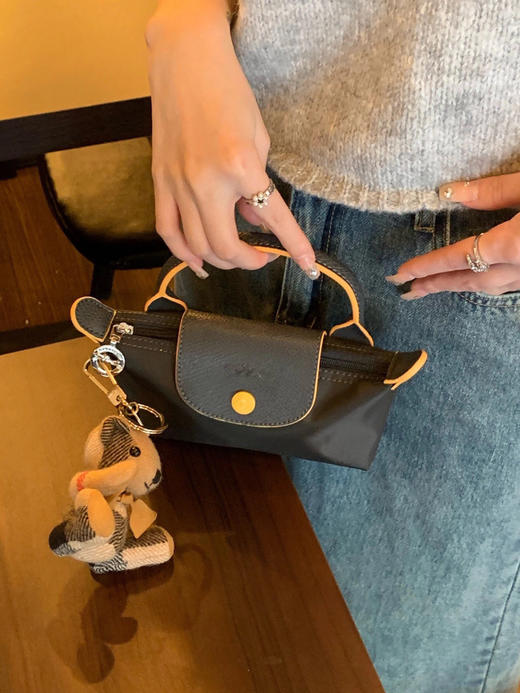 官网💰700+ 送价值¥89的免打孔真皮斜挎背带🙀【龙骧单柄化妆包 可手拎/可斜挎】✅原版材料，原版五金，真皮+防水尼龙！秒杀市面PU版✨22个全新色系加持，搭配各种服装都毫无压力~ 商品图8