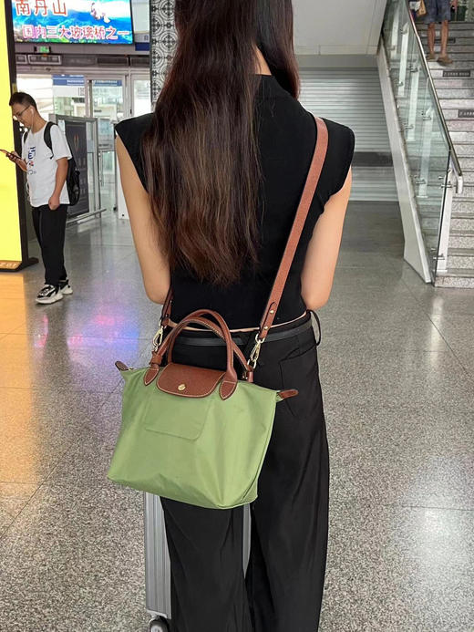 介绍链接【龙骧经典饺子包】⏰年少不知珑骧香🔛实用主义贯穿始终，风格简约随性✅自重超轻没有之一✅防水又能装，一包装所有 容量深不见底✅通勤休闲 可腋下可斜挎背✅很百搭的款式 随便搭什么背都很好看 商品图12