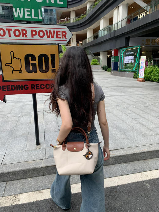 介绍链接【龙骧经典饺子包】⏰年少不知珑骧香🔛实用主义贯穿始终，风格简约随性✅自重超轻没有之一✅防水又能装，一包装所有 容量深不见底✅通勤休闲 可腋下可斜挎背✅很百搭的款式 随便搭什么背都很好看 商品图2