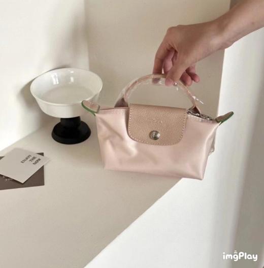 官网💰700+ 送价值¥89的免打孔真皮斜挎背带🙀【龙骧单柄化妆包 可手拎/可斜挎】✅原版材料，原版五金，真皮+防水尼龙！秒杀市面PU版✨22个全新色系加持，搭配各种服装都毫无压力~ 商品图14