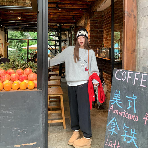 <曾小咸推荐>新品现货秒杀！卖完下架不再补 ！微信粉丝打折价！！ 宽松圆领灰色绣花加绒卫衣 日常139.99/件 立减50 秒杀89.99/件！！ 商品图4