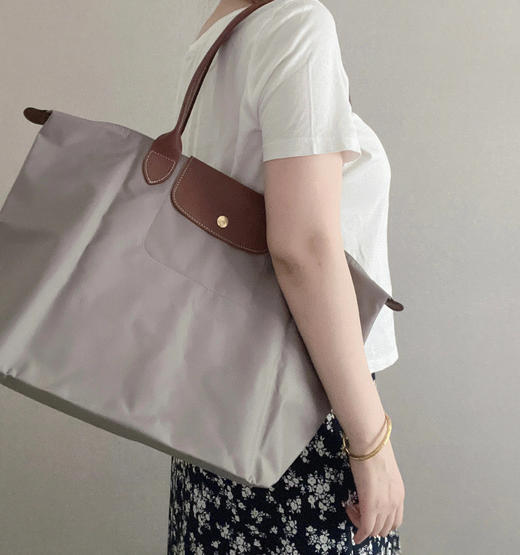 介绍链接【龙骧经典饺子包】⏰年少不知珑骧香🔛实用主义贯穿始终，风格简约随性✅自重超轻没有之一✅防水又能装，一包装所有 容量深不见底✅通勤休闲 可腋下可斜挎背✅很百搭的款式 随便搭什么背都很好看 商品图7