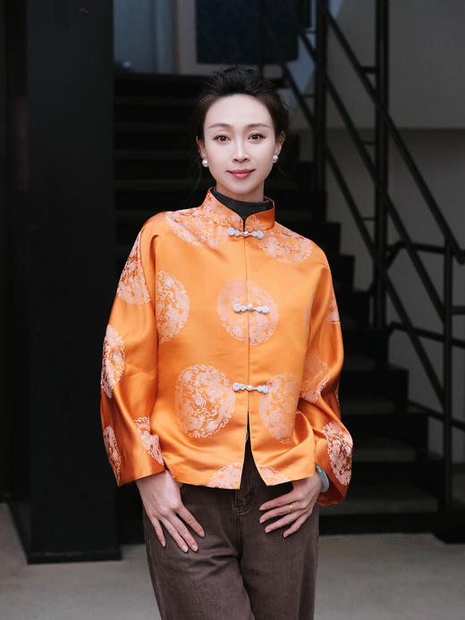 盛唐牡丹| 橙色花蕾缎双龙团纹外套 商品图0