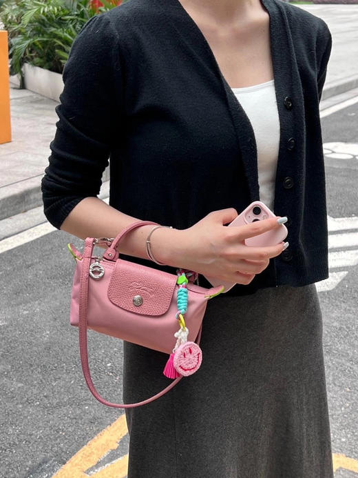 官网💰700+ 送价值¥89的免打孔真皮斜挎背带🙀【龙骧单柄化妆包 可手拎/可斜挎】✅原版材料，原版五金，真皮+防水尼龙！秒杀市面PU版✨22个全新色系加持，搭配各种服装都毫无压力~ 商品图11