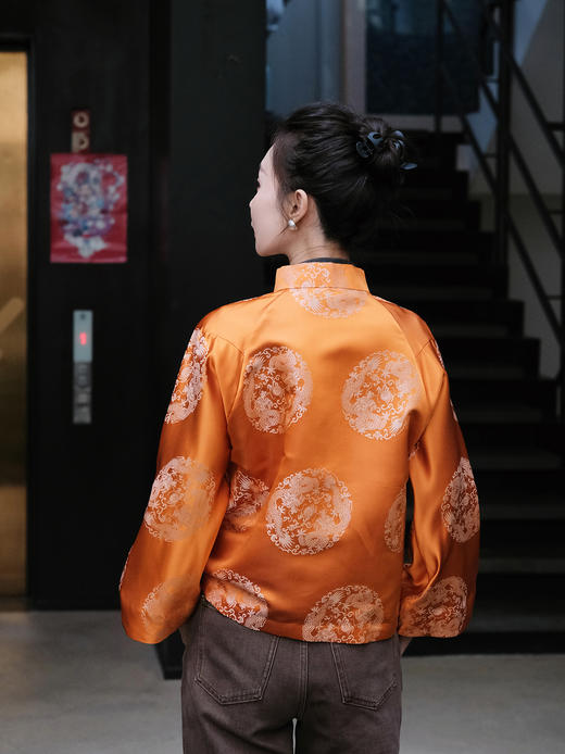 盛唐牡丹| 橙色花蕾缎双龙团纹外套 商品图2
