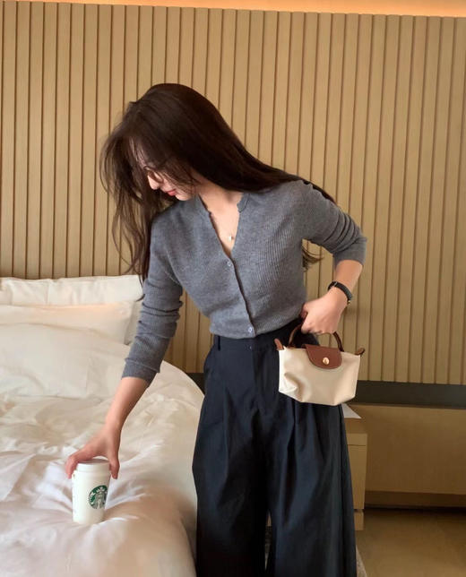 官网💰700+ 送价值¥89的免打孔真皮斜挎背带🙀【龙骧单柄化妆包 可手拎/可斜挎】✅原版材料，原版五金，真皮+防水尼龙！秒杀市面PU版✨22个全新色系加持，搭配各种服装都毫无压力~ 商品图4