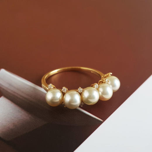 【天然正品】AU750黄金镶钻镶5颗天然约5.0MM羽皇金海水珍珠排镶戒指13.5号（戒圈可改）280924NJM81 现售价：2380！ 商品图3