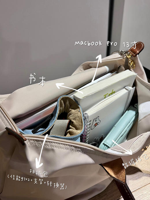 介绍链接【龙骧经典饺子包】⏰年少不知珑骧香🔛实用主义贯穿始终，风格简约随性✅自重超轻没有之一✅防水又能装，一包装所有 容量深不见底✅通勤休闲 可腋下可斜挎背✅很百搭的款式 随便搭什么背都很好看 商品图3