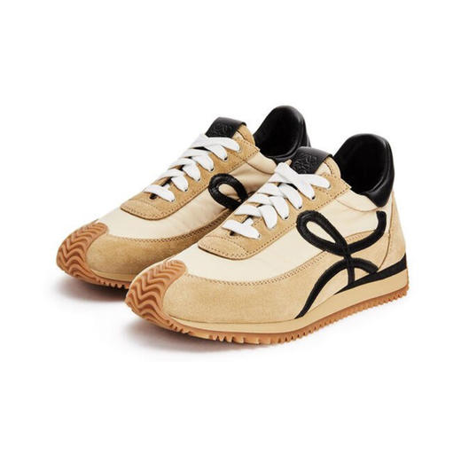 顶级代购版✈杨幂机场同款 Loewe情侣款德训鞋 一眼就爱上了 鞋子很轻便，逛街暴走零压力，配裙子裤子都非常百搭。 商品图3