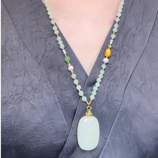 玉美人菲菲/18K和田玉无事牌吊坠约36*23mm 商品图0