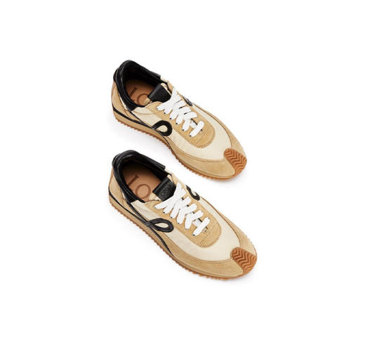 顶级代购版✈杨幂机场同款 Loewe情侣款德训鞋 一眼就爱上了 鞋子很轻便，逛街暴走零压力，配裙子裤子都非常百搭。 商品图1