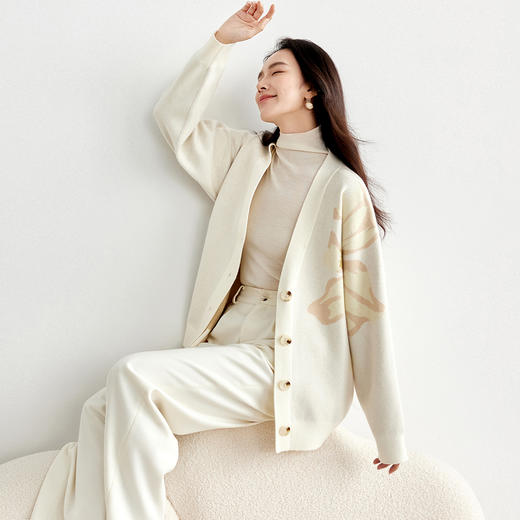 【尚都比拉】新年快乐本命年撞色提花开衫定制百合图案宽松慵懒风毛衣外套-W51H58098 商品图1