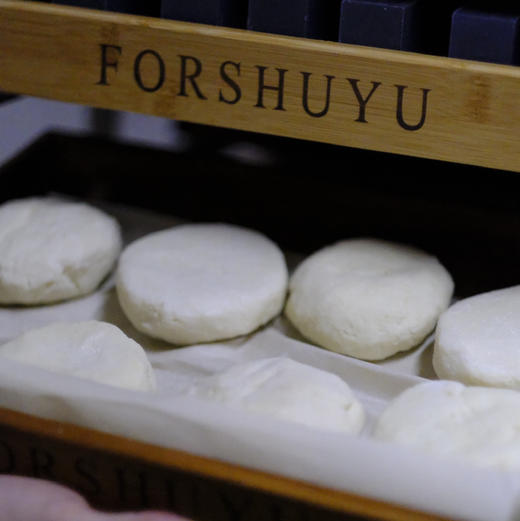 奕虹定制芳疗师手工蚕丝羊奶皂】纯手工制作 无防腐剂 色素 香精 化学添加剂 90-100g 下单送一个起泡网 商品图1