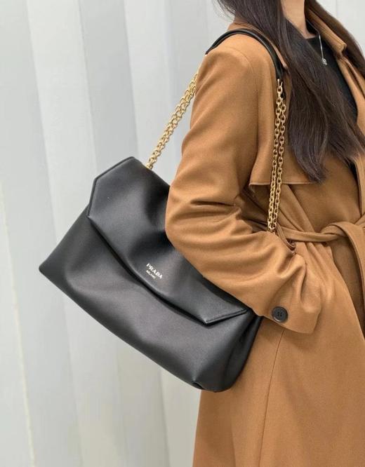 普拉达超能装的一款链条包中号皮革单肩包（MM） 商品图9