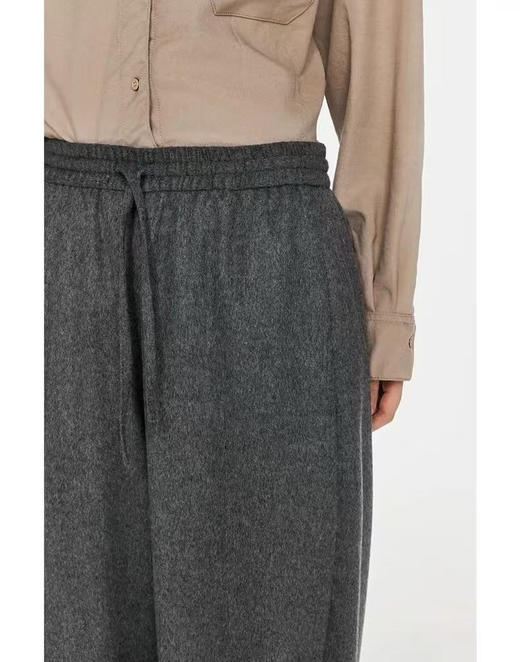 松弛感通勤懒人羊毛呢休闲直筒裤 宽松版型 遮肉显瘦 羊毛羊绒混纺面料 手感柔软饱满 微磨绒呢感工艺 松紧腰带+抽绳 无束无压 商品图4