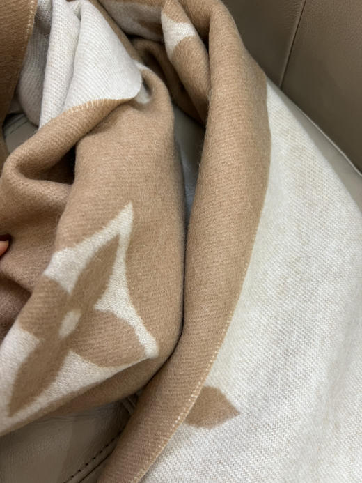 113-7  渠道圆正 刘亦菲同款 马户奶茶色双面 焦糖色双面 纯羊绒长款围巾 商品图4