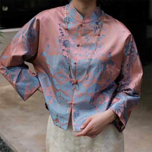 盛唐婧| 重磅桑蚕丝老缎新中式对花外套-粉蓝色 商品图0