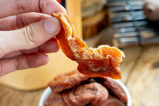 全新升级，买1赠1！【烟台红富士苹果干】1块果干=半个苹果！古法工艺 三蒸三晒 大块厚实 原汁原味 软糯柔韧 双重口感 配料只有苹果 没有任何添加 商品图4