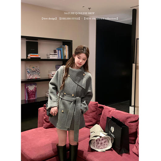 西遇黑色短款毛呢外套女冬季新款高领千金风收腰双排扣大衣SS141373 商品图3