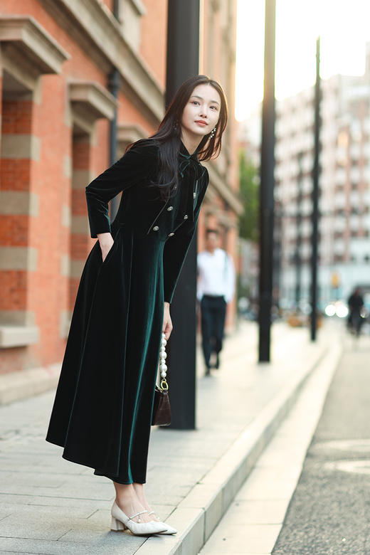 逸红颜明月优选 #迷人丝绒情节【绿珐琅】学院风翻领连衣裙，范冰冰同款 商品图1