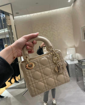 🉐️450包邮
原单三格戴妃