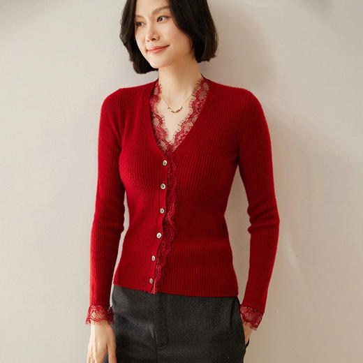 【高货QJ】全新升级【铂金会员404/天猫539/差价135】(10622) 洛诗琳秋冬新款蕾丝v领修身显瘦山羊绒针织衫打底上衣 商品图3