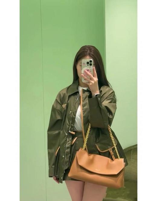 普拉达超能装的一款链条包中号皮革单肩包（MM） 商品图6