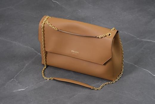 普拉达超能装的一款链条包中号皮革单肩包（MM） 商品图2