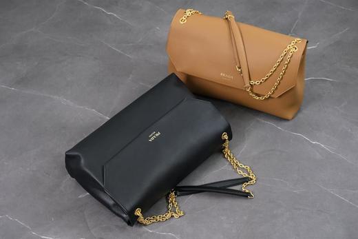 普拉达超能装的一款链条包中号皮革单肩包（MM） 商品图0