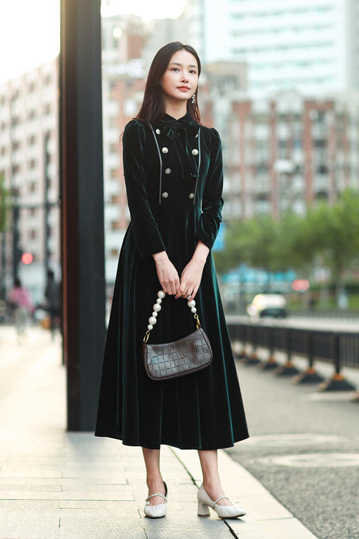 逸红颜明月优选 #迷人丝绒情节【绿珐琅】学院风翻领连衣裙，范冰冰同款 商品图11