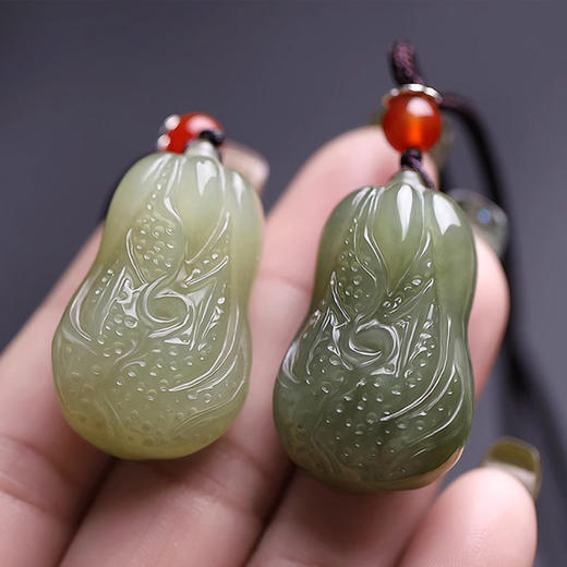 天然和田玉手工打磨白菜吊坠 质地细腻 雕工清晰 商品图2