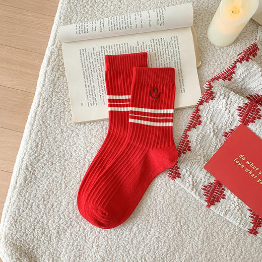 红潮百搭【红袜到！好运到】2025年蛇年本命年袜子女款中筒袜无骨袜大红袜过年袜纯棉防臭女生，笑脸刺绣，怎么搭都好看。ry 商品图8