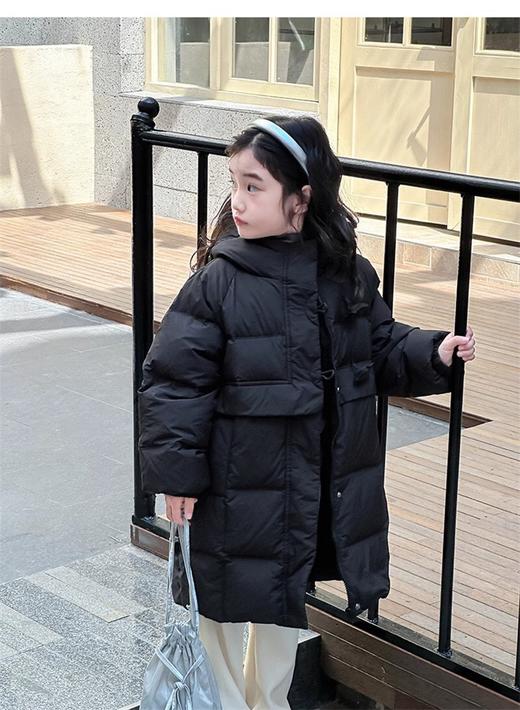 【秋冬保暖|吾家儿童中长款羽绒服】 内里羽绒填充均匀饱满，上身没有厚重感，保暖舒适又轻便，版型宽松适合多种身型，款式简约不挑人，男女宝都能轻松驾驭，适合多种风格与场合的穿搭 商品图12