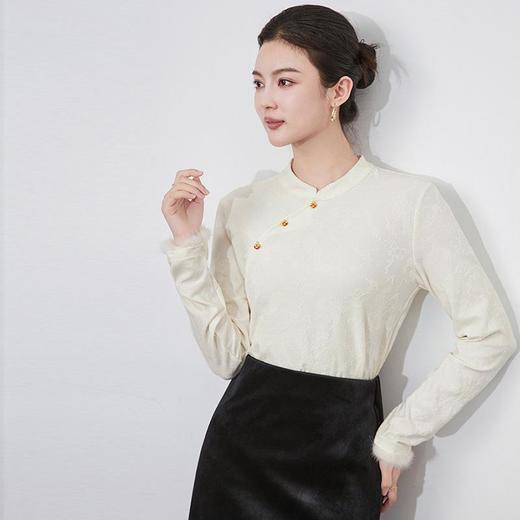 【高货wl】全新升级【铂金会员220/天猫299/差价79】(03417) 洛诗琳冬季新款新中式斜襟盘扣提花小V领国风磨毛打底衫 商品图2