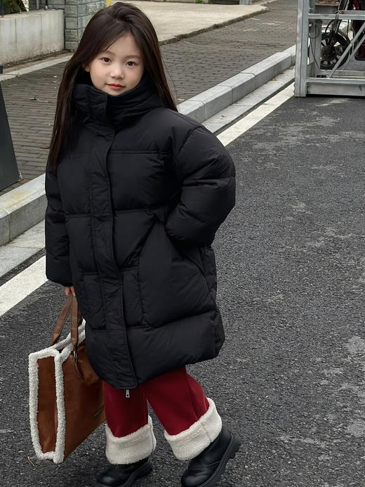 【秋冬保暖|吾家儿童中长款羽绒服】 内里羽绒填充均匀饱满，上身没有厚重感，保暖舒适又轻便，版型宽松适合多种身型，款式简约不挑人，男女宝都能轻松驾驭，适合多种风格与场合的穿搭 商品图3