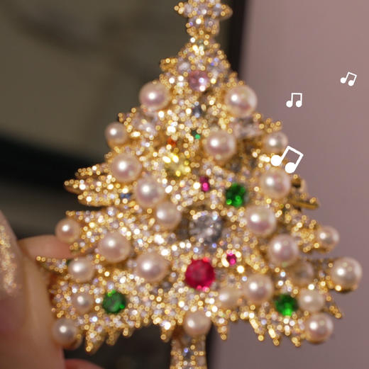 甄珠贝 圣诞节的仪式感 挂满礼物的圣诞树胸针安排了哦 20粒+天然小珍珠和各种bling 太浪漫了 重工镶嵌 商品图3