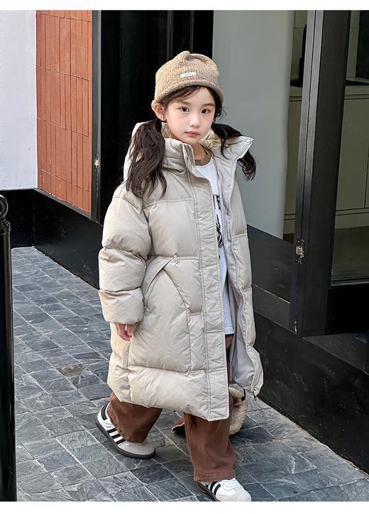 【秋冬保暖|吾家儿童中长款羽绒服】 内里羽绒填充均匀饱满，上身没有厚重感，保暖舒适又轻便，版型宽松适合多种身型，款式简约不挑人，男女宝都能轻松驾驭，适合多种风格与场合的穿搭 商品图6