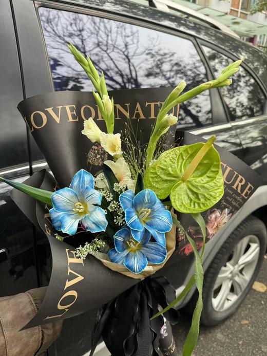 「午夜蓝」郁金香绿掌剑兰混搭花束（需提前一天预定） 商品图1