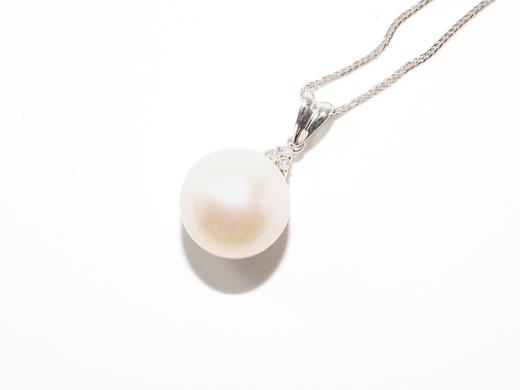 【推荐款】K白珍珠吊坠 | K金镶碎钻扣珍珠10.6mm 商品图0