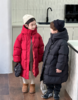 【秋冬保暖|吾家儿童中长款羽绒服】 内里羽绒填充均匀饱满，上身没有厚重感，保暖舒适又轻便，版型宽松适合多种身型，款式简约不挑人，男女宝都能轻松驾驭，适合多种风格与场合的穿搭 商品缩略图1