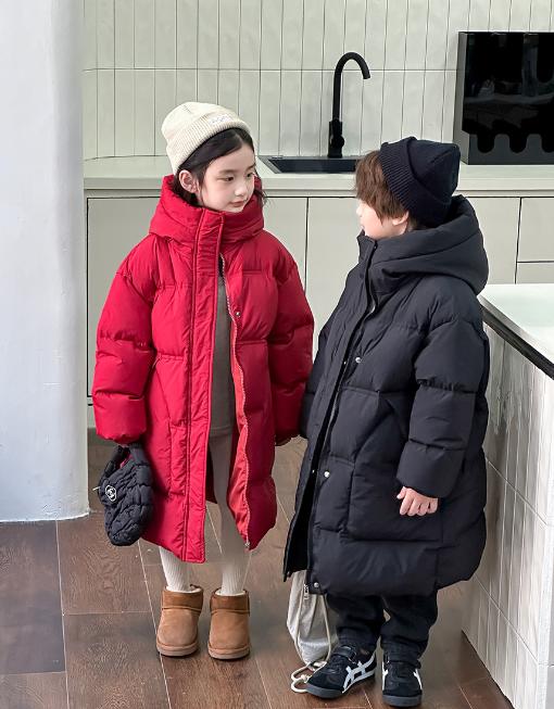 【秋冬保暖|吾家儿童中长款羽绒服】 内里羽绒填充均匀饱满，上身没有厚重感，保暖舒适又轻便，版型宽松适合多种身型，款式简约不挑人，男女宝都能轻松驾驭，适合多种风格与场合的穿搭 商品图1