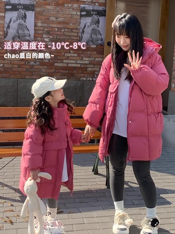 【秋冬保暖|吾家儿童中长款羽绒服】 内里羽绒填充均匀饱满，上身没有厚重感，保暖舒适又轻便，版型宽松适合多种身型，款式简约不挑人，男女宝都能轻松驾驭，适合多种风格与场合的穿搭