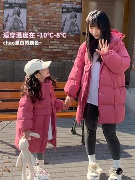 【秋冬保暖|吾家儿童中长款羽绒服】 内里羽绒填充均匀饱满，上身没有厚重感，保暖舒适又轻便，版型宽松适合多种身型，款式简约不挑人，男女宝都能轻松驾驭，适合多种风格与场合的穿搭