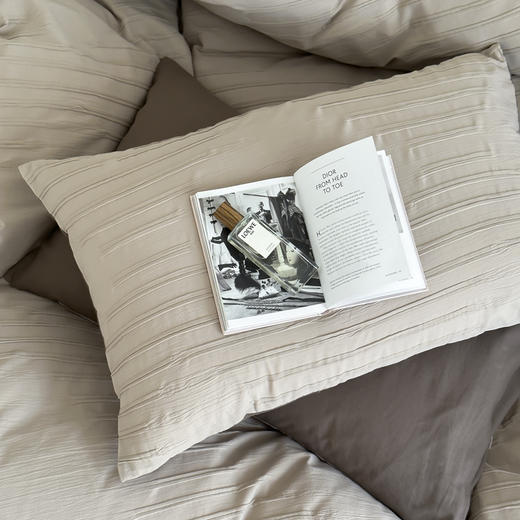 【床上四件套-垞寂系列】A类专版花型提花 全棉高支高密 舒适全棉面料 柔软舒适透气性好 
非常适合裸睡，四季可用 商品图2