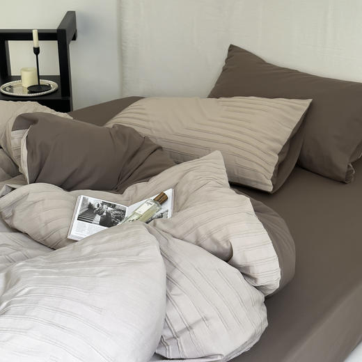 【床上四件套-垞寂系列】A类专版花型提花 全棉高支高密 舒适全棉面料 柔软舒适透气性好 
非常适合裸睡，四季可用 商品图1