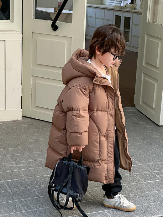 【秋冬保暖|吾家儿童中长款羽绒服】 内里羽绒填充均匀饱满，上身没有厚重感，保暖舒适又轻便，版型宽松适合多种身型，款式简约不挑人，男女宝都能轻松驾驭，适合多种风格与场合的穿搭 商品图5